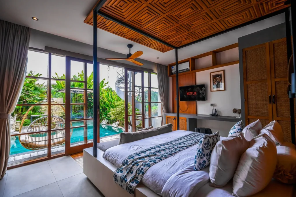 Modern Sanctuary: 3BR Villa Rice Field Views&Rooftop, Pererenan — photo 10