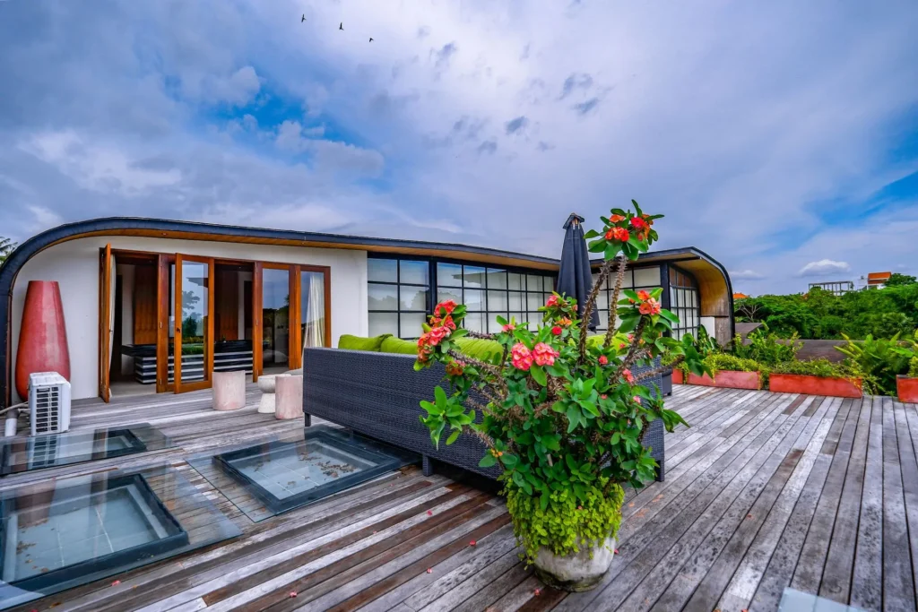 Modern Sanctuary: 3BR Villa Rice Field Views&Rooftop, Pererenan — photo 13