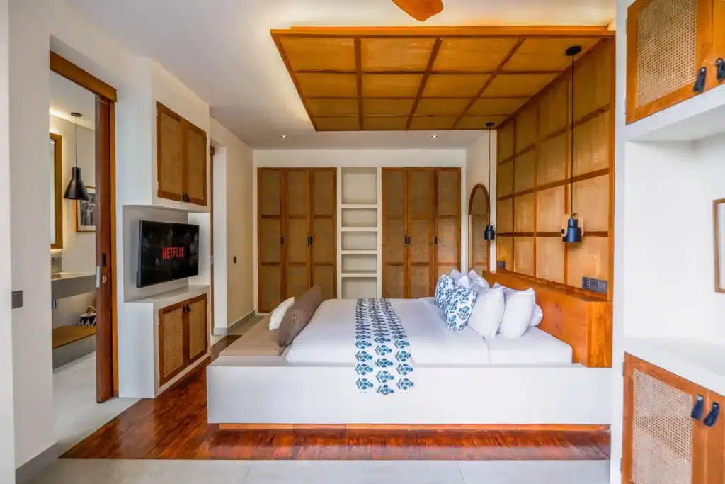 Modern Sanctuary: 3BR Villa Rice Field Views&Rooftop, Pererenan — photo 9